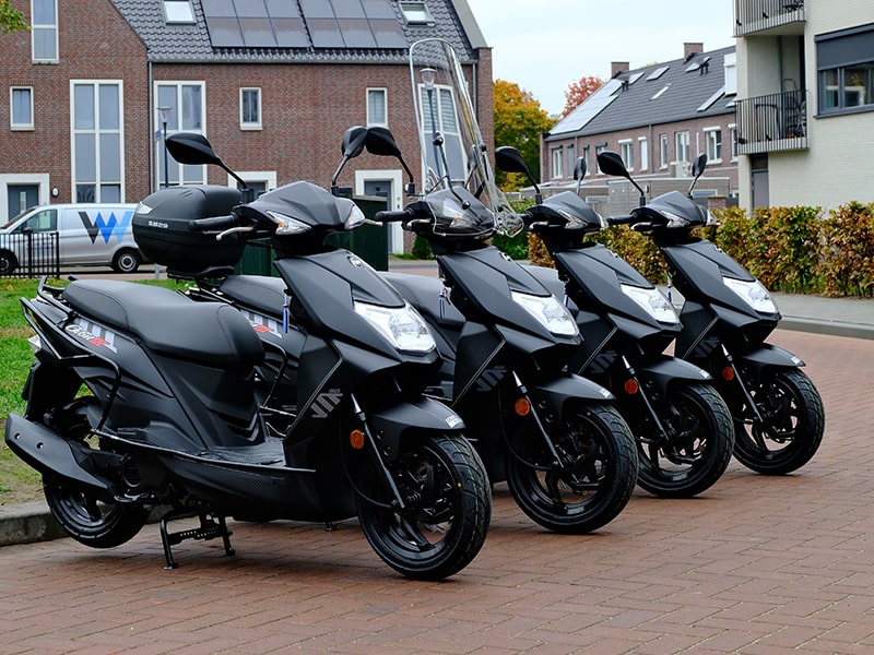 Bromfiets rijbewijs Tholen scooter praktijkles bij Rijschool Altun